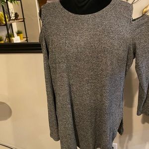 Peep shoulder sweater